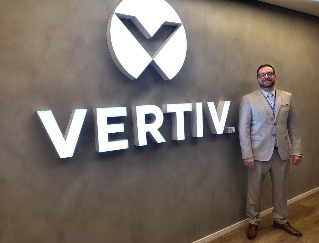 O Vice-Presidente Global da RT-One, Ricardo Simões, realizou uma visita estratégica à Vertiv