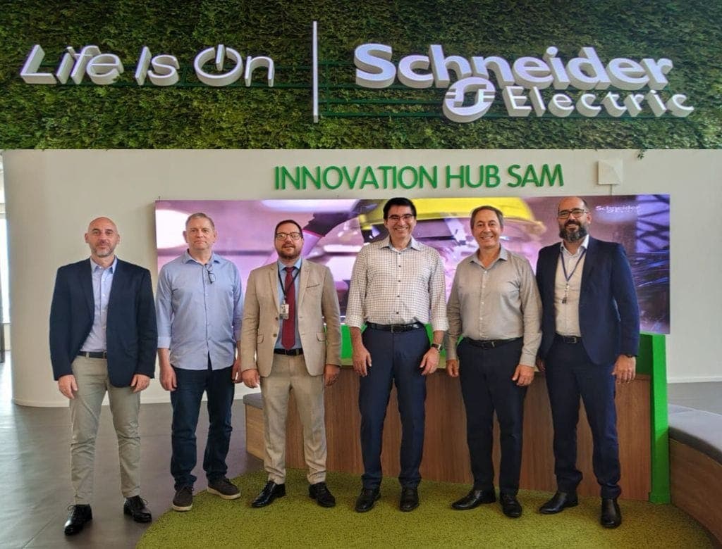 Executivos da RT-ONE visitaram a Schneider Electric